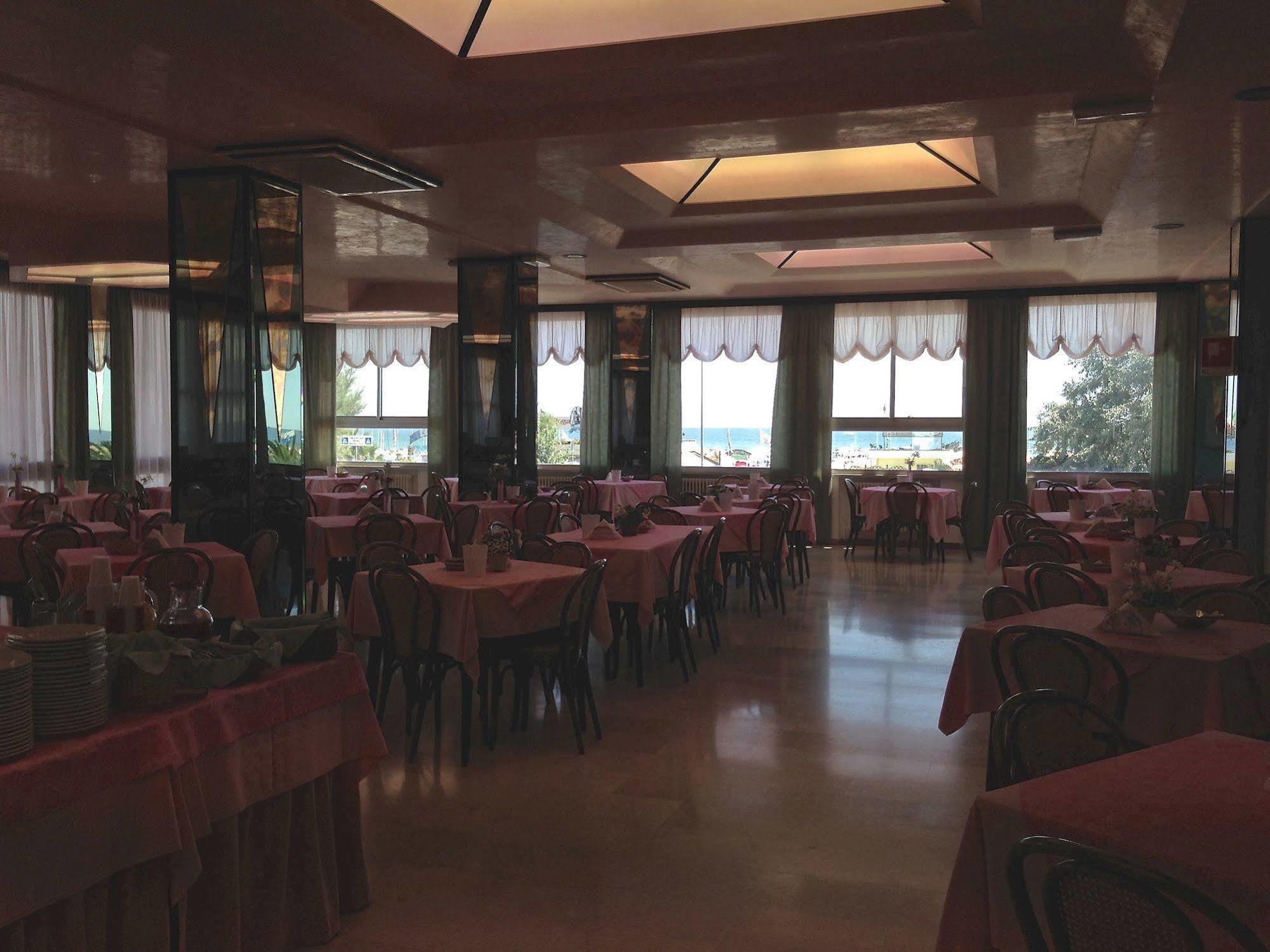 Hotel Carlton Beach Rimini Eksteriør bilde