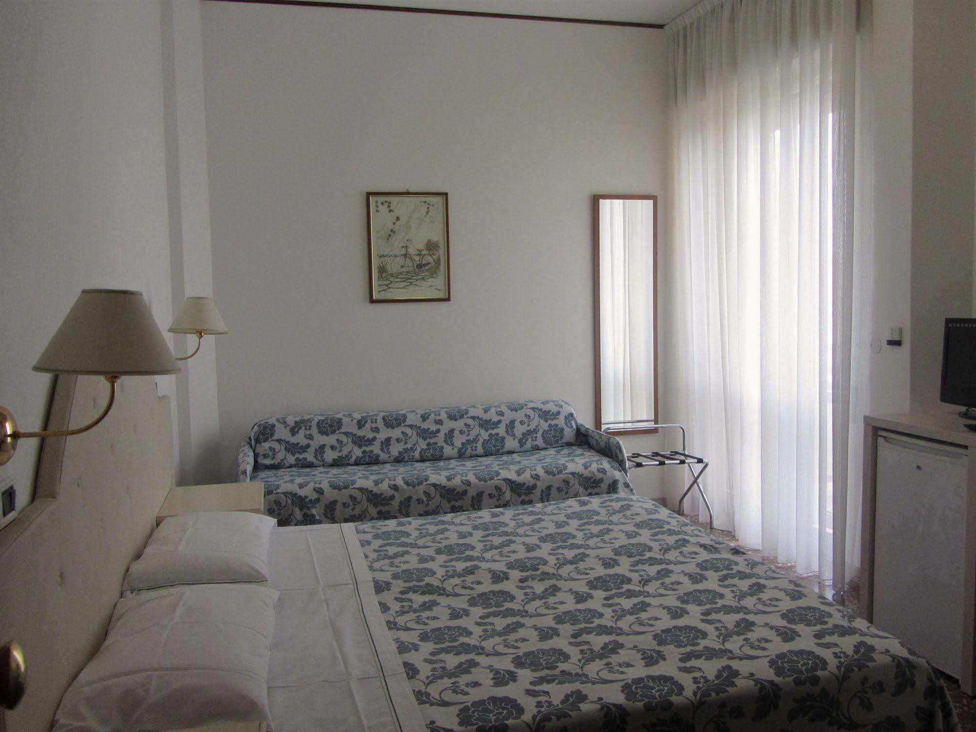 Hotel Carlton Beach Rimini Eksteriør bilde