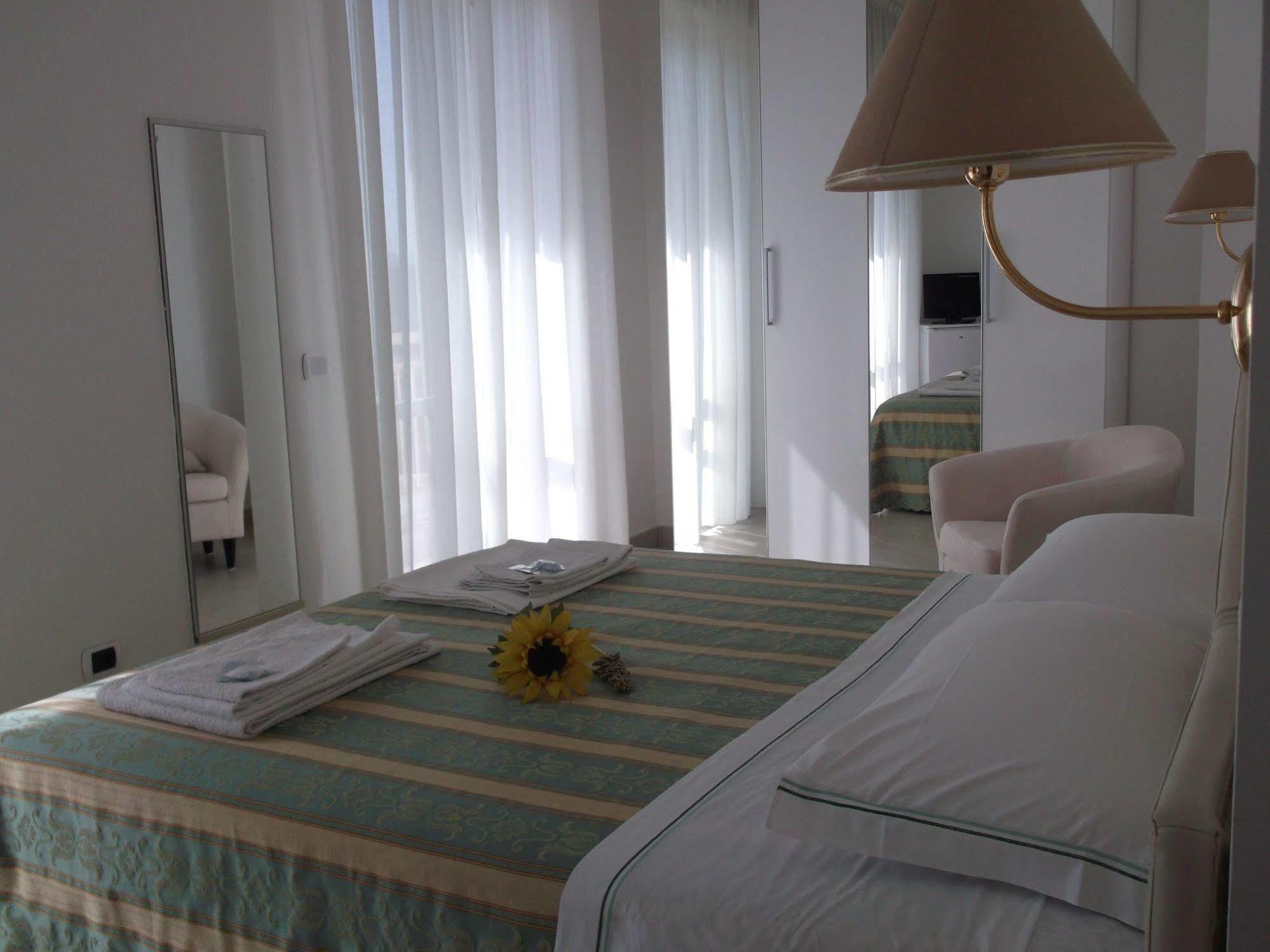 Hotel Carlton Beach Rimini Eksteriør bilde