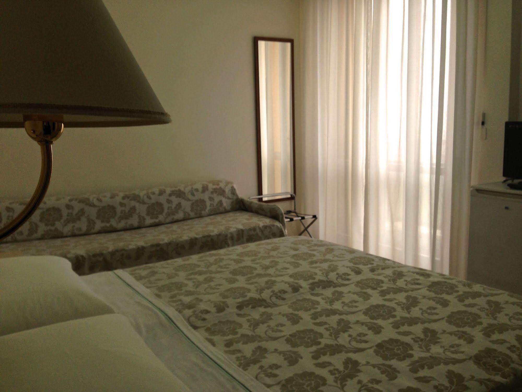 Hotel Carlton Beach Rimini Eksteriør bilde