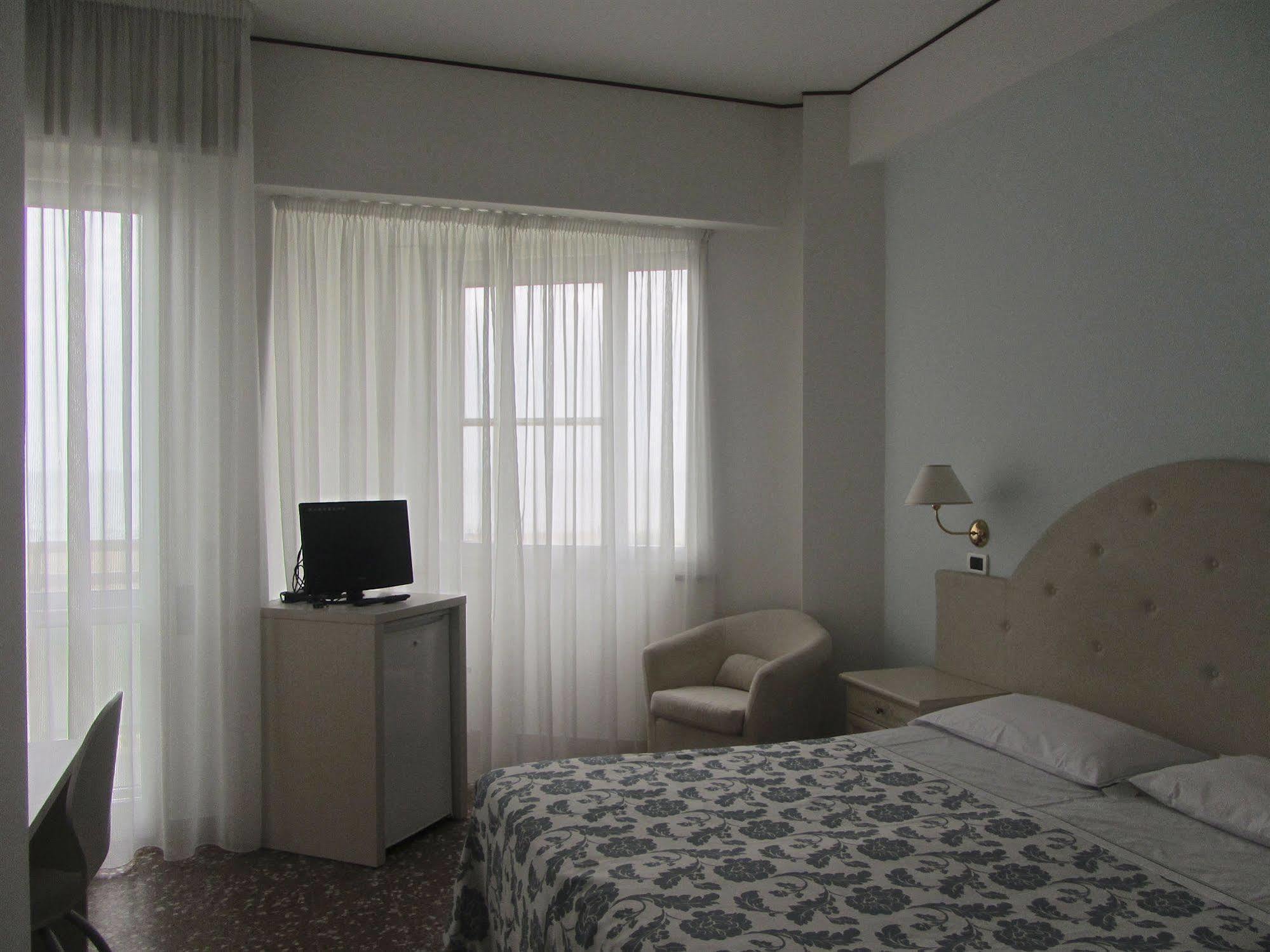 Hotel Carlton Beach Rimini Eksteriør bilde