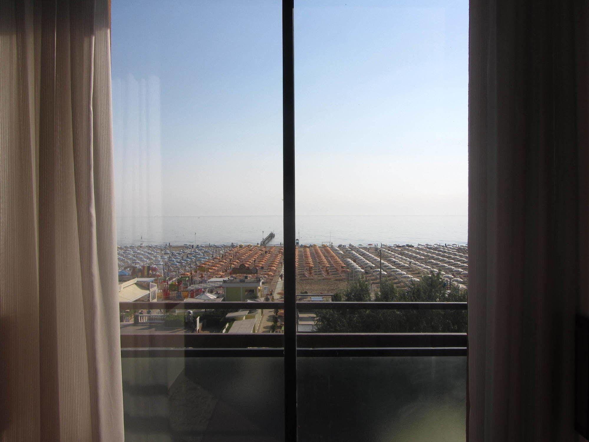 Hotel Carlton Beach Rimini Eksteriør bilde