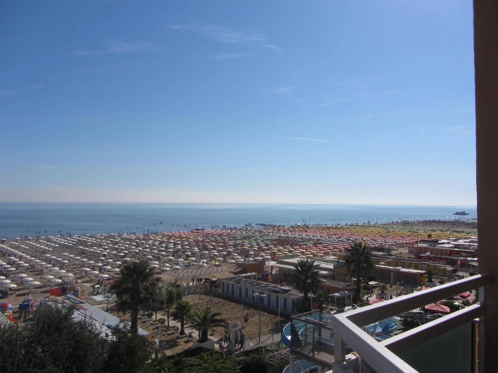 Hotel Carlton Beach Rimini Eksteriør bilde