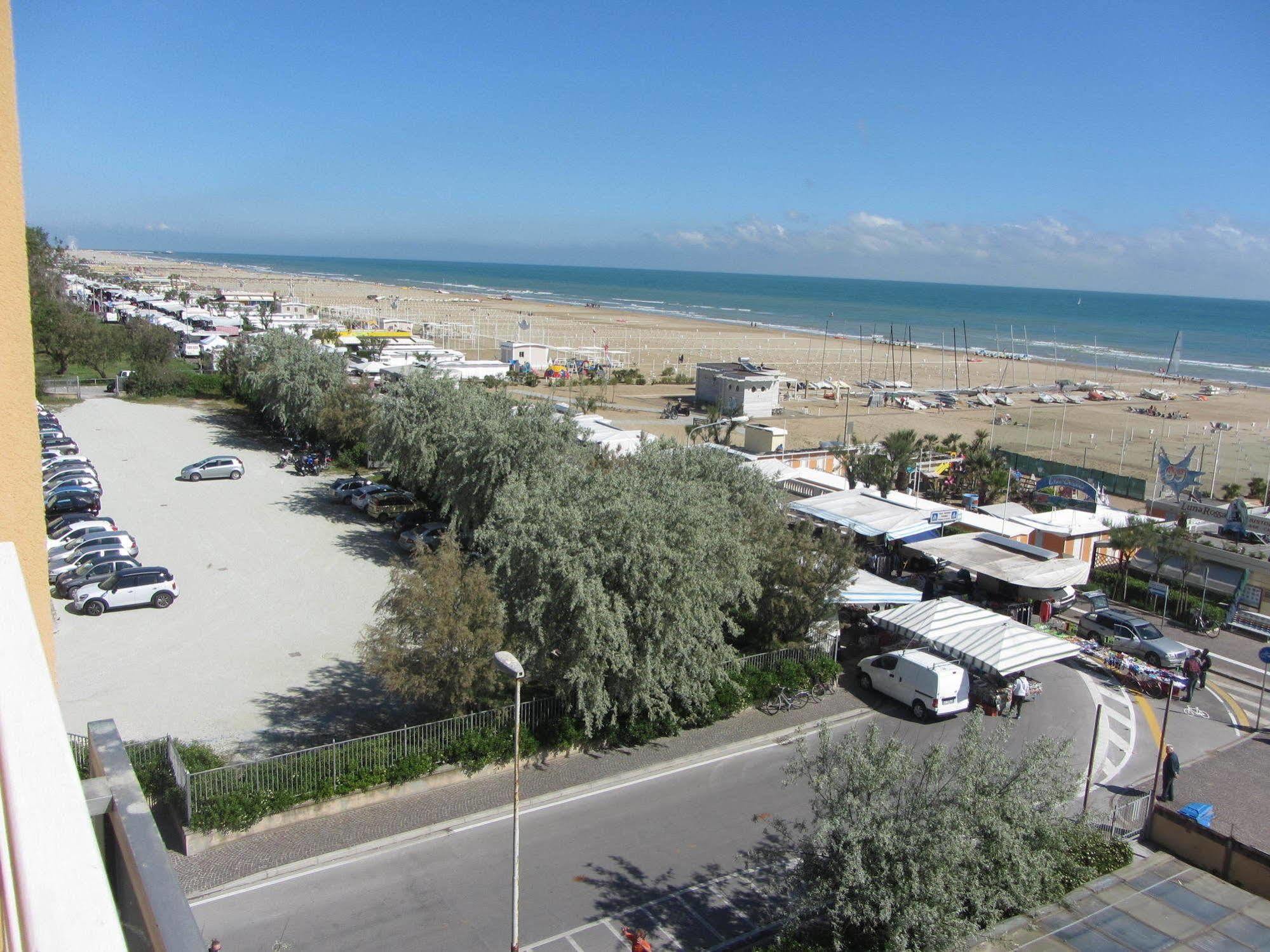 Hotel Carlton Beach Rimini Eksteriør bilde